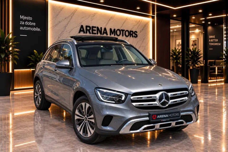 Mercedes-Benz GLC 220 d u sivoj boji, prednji desni ugao, maska sa zvijezdom i panoramski krov