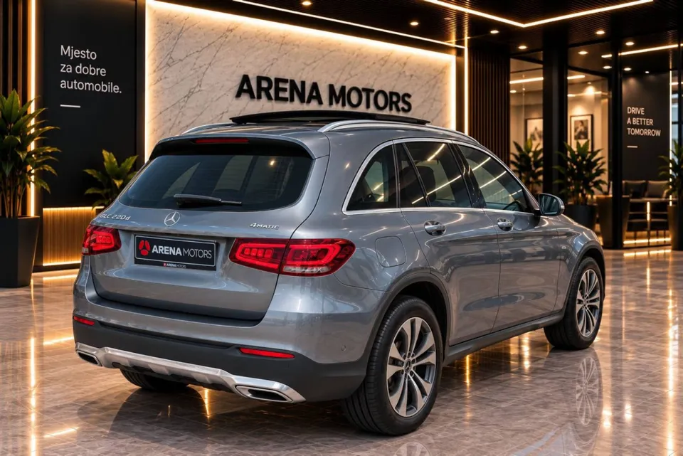 Zadnji desni ugao sive Mercedes-Benz GLC 220 d 4MATIC, vidljive štopke i auspuh