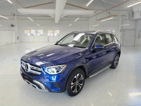 Mercedes-Benz GLC 300 d u plavoj boji, pogled sprijeda i sa strane u salonskoj hali