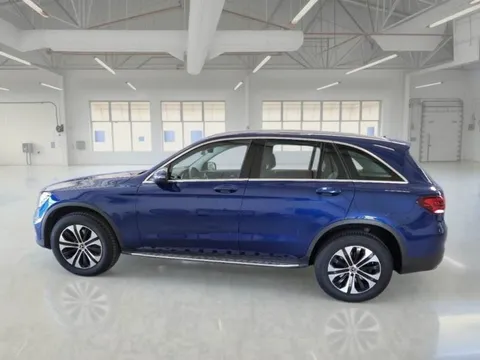 Mercedes-Benz GLC 300 d, lijeva bočna strana plavog SUV-a s bočnim stepenicama