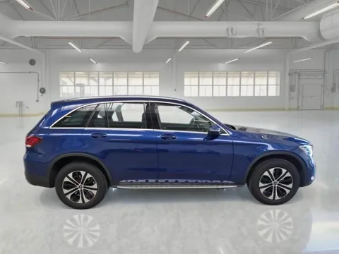 Mercedes-Benz GLC 300 d, desna bočna strana plavog SUV-a s aluminijskim felgama