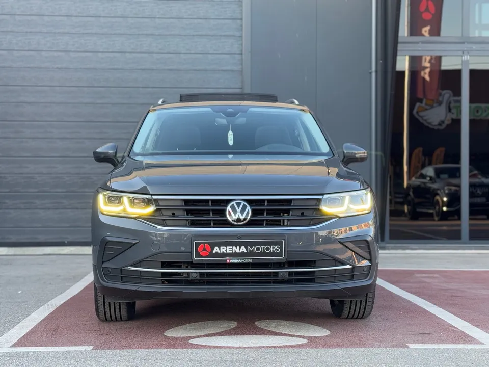 Volkswagen Tiguan snimljen sprijeda, prednja maska, LED svjetla i panoramski krov
