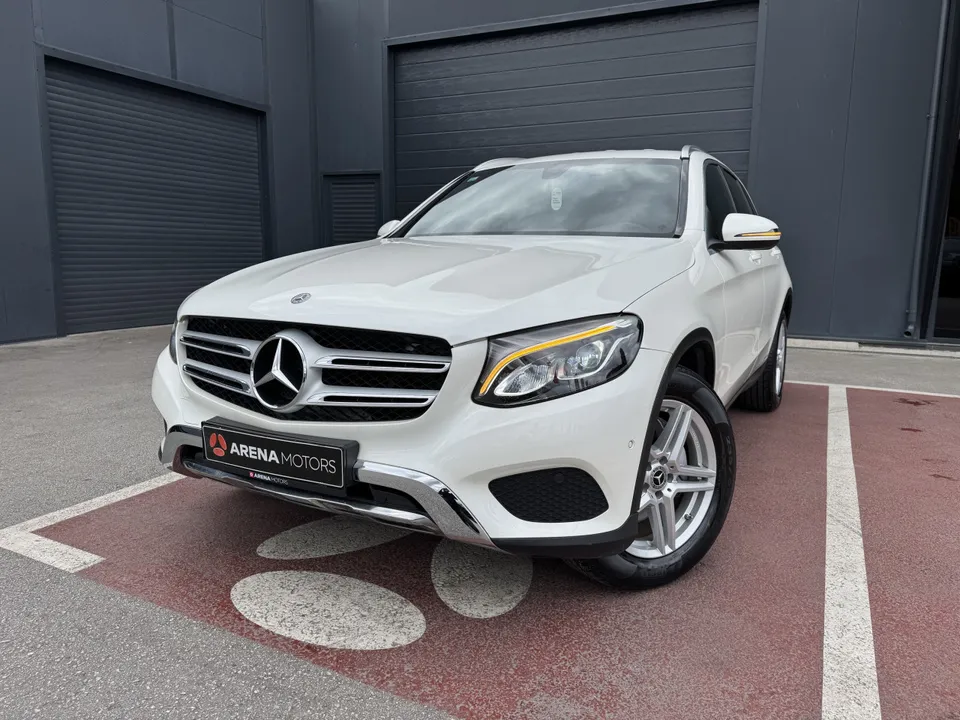 Bijeli Mercedes-Benz GLC 220 d, prednji dio sa maskom i LED farom, pogled iz blizine