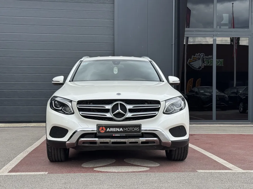 Bijeli Mercedes-Benz GLC 220 d, pogled sprijeda na masku i branik