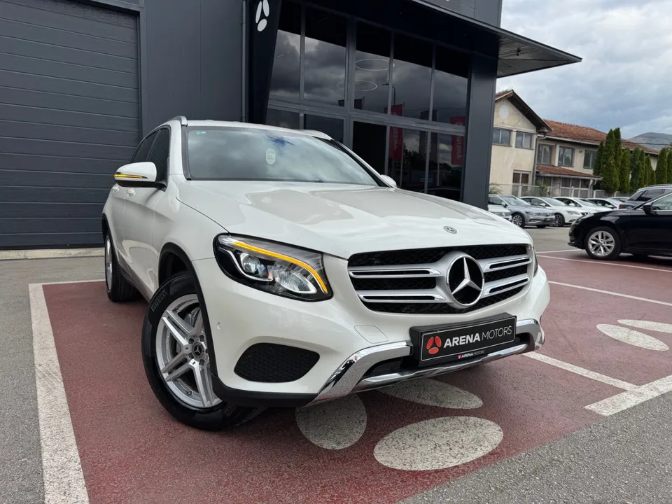 Bijeli Mercedes-Benz GLC 220 d, prednji lijevi ugao ispred salona