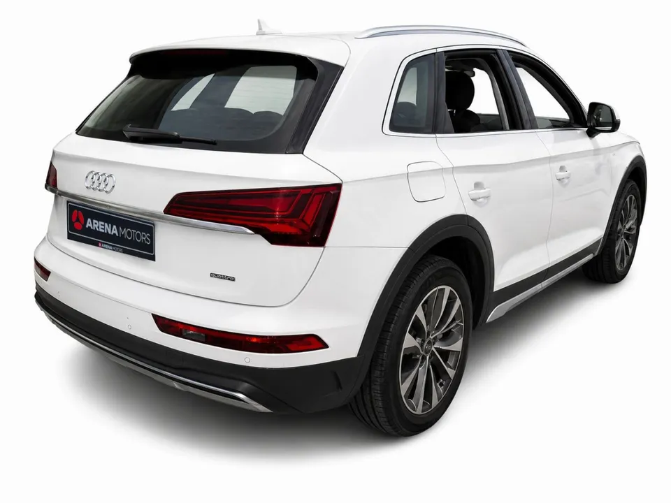 Audi Q5 bijele boje, zadnji desni ugao s oznakom quattro na prtljažniku