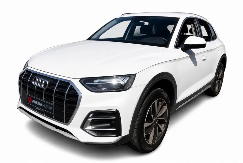 Audi Q5 bijele boje, prednji lijevi ugao s prednjom maskom i LED farovima