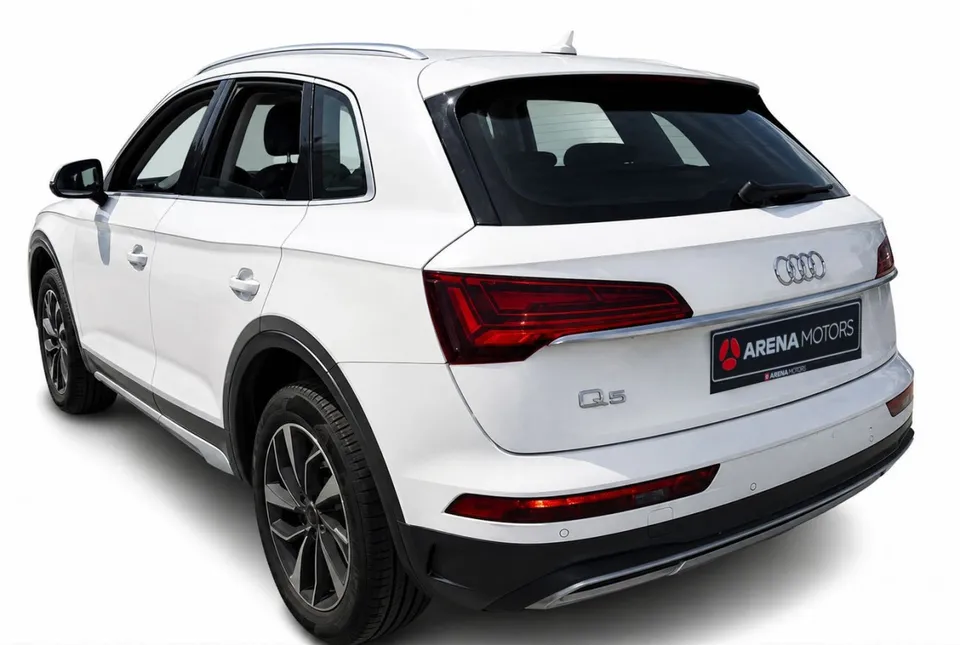Audi Q5 bijele boje, pogled sa zadnje lijeve strane s LED štopkama i oznakom Q5