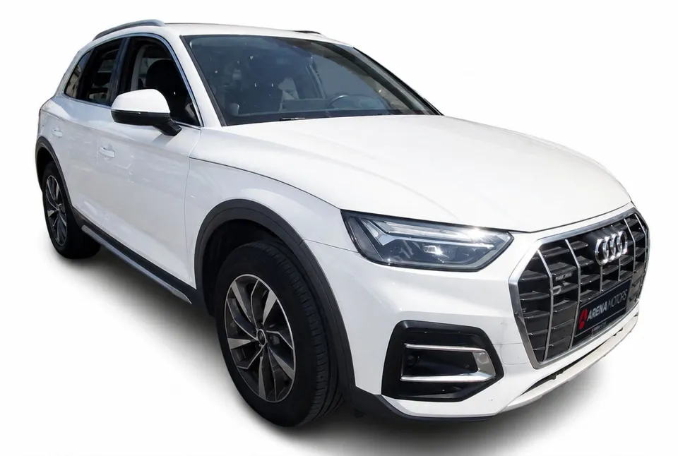Audi Q5 bijele boje, prednji desni ugao s alu felgama i bočnim pragom