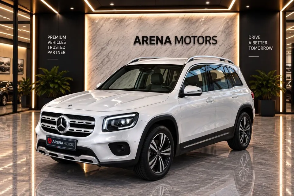 Bijeli Mercedes-Benz GLB 200d, prednji bočni ugao, u izložbenom prostoru salona