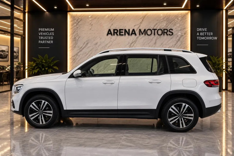 Mercedes-Benz GLB 200d, lijeva strana bijelog vozila s krovnim nosačima