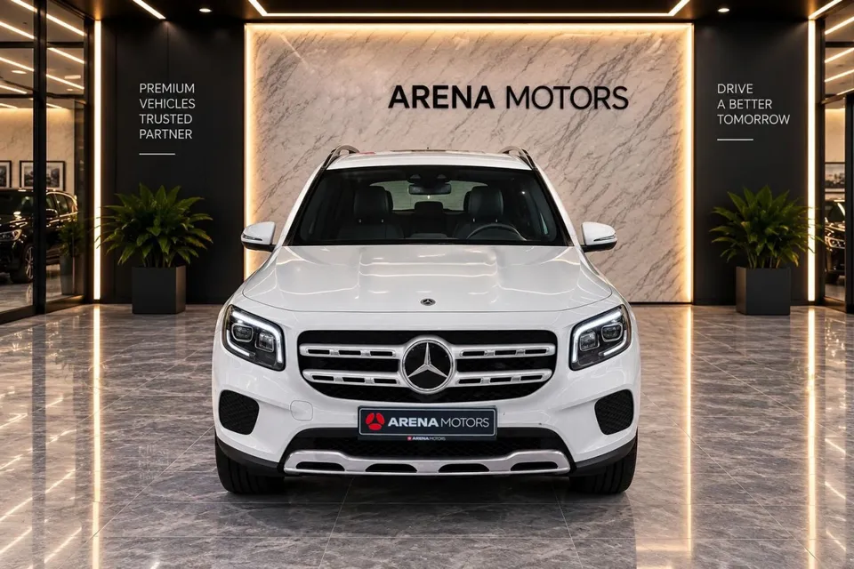 Mercedes-Benz GLB 200d u bijeloj boji, pogled sprijeda na masku i LED svjetla