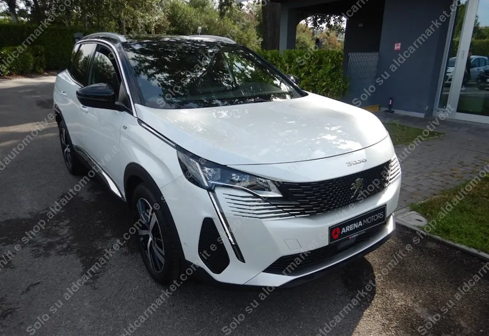Peugeot 3008 u bijeloj boji, prednji desni ugao, alu felge i crna ogledala