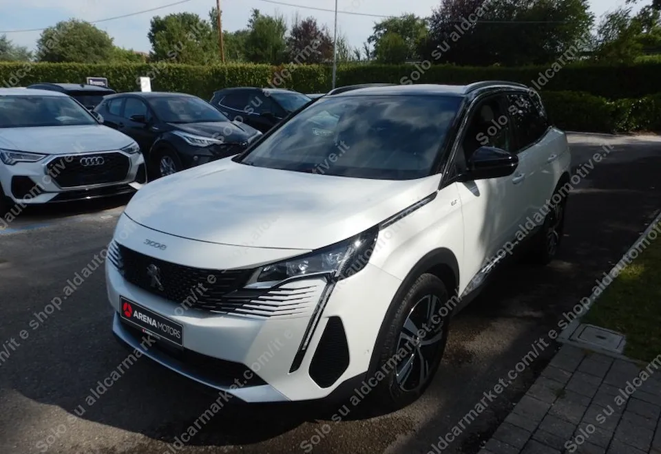 Peugeot 3008 bijele boje, pogled sprijeda i s lijeve strane, parkiran vani