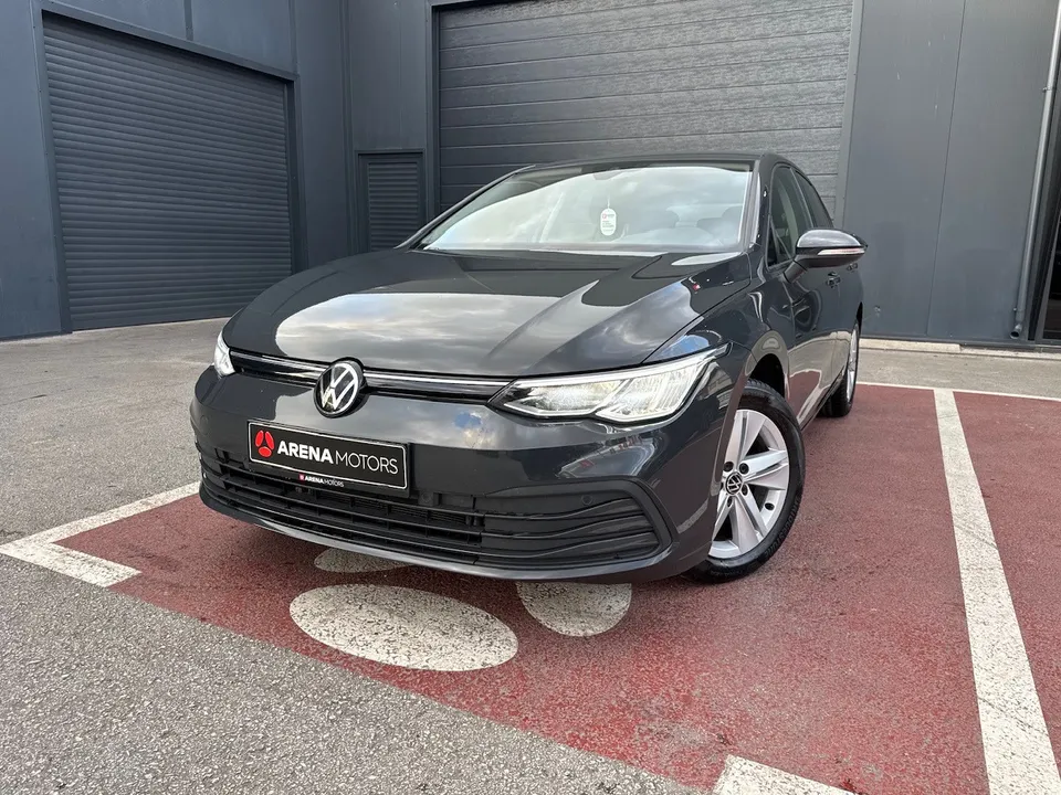 Volkswagen Golf 8, siv, prednji dio i LED far, pogled sprijeda sa strane