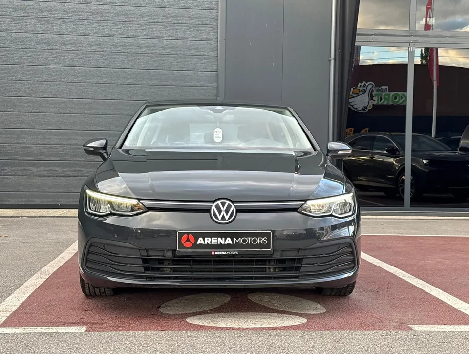 Volkswagen Golf 8, siv, pogled direktno sprijeda na masku i branik