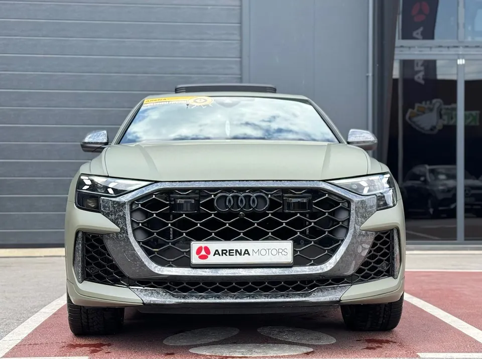 Audi RSQ8 frontalno, mat zelena folija, crna maska i panoramski krov