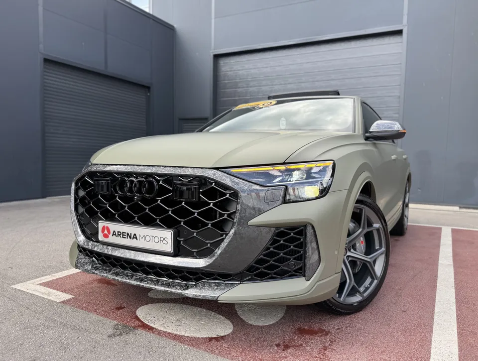 Audi RSQ8 s prednje lijeve strane, izbliza rešetka, matrix far i alu felga