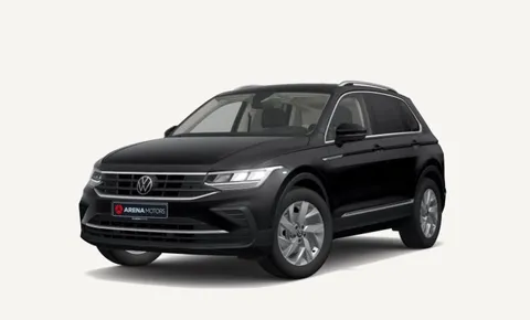 Volkswagen Tiguan crne boje, prednji lijevi ugao, studijska fotografija