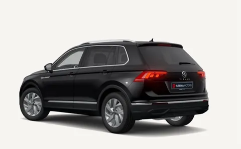 Volkswagen Tiguan crne boje, zadnji lijevi ugao sa LED štop svjetlima