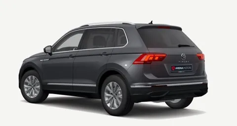 Volkswagen Tiguan u sivoj boji, zadnji lijevi ugao sa LED štop svjetlima
