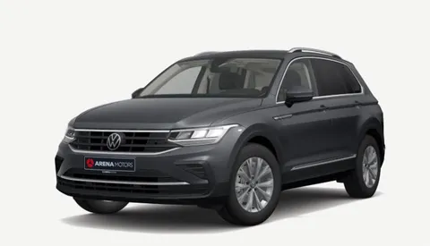 Volkswagen Tiguan u sivoj boji, prednji lijevi ugao, prikaz vozila na bijeloj pozadini