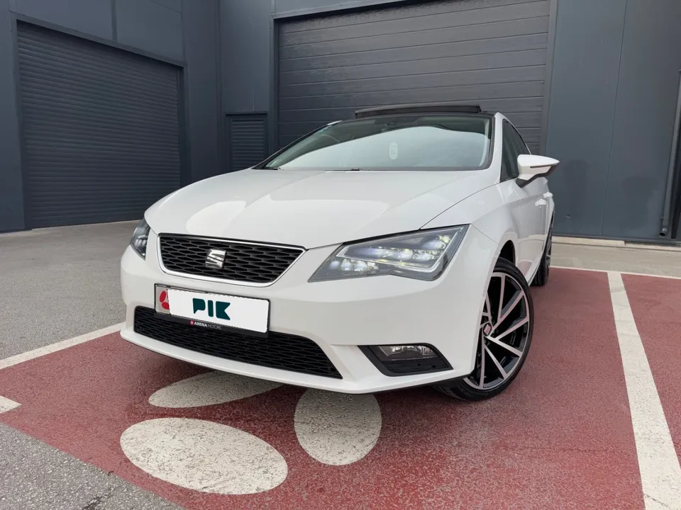 Bijeli Seat Leon, prednji dio izbliza s LED farovima i crnom maskom