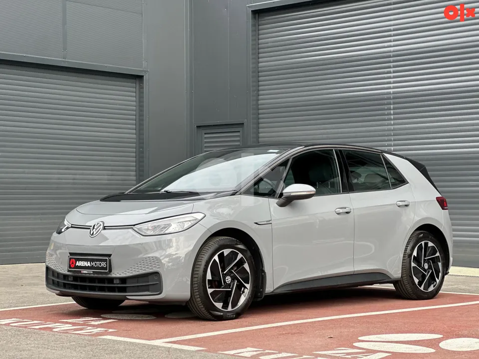Volkswagen ID.3 siva boje, pogled sprijeda sa strane, parkiran ispred sive hale