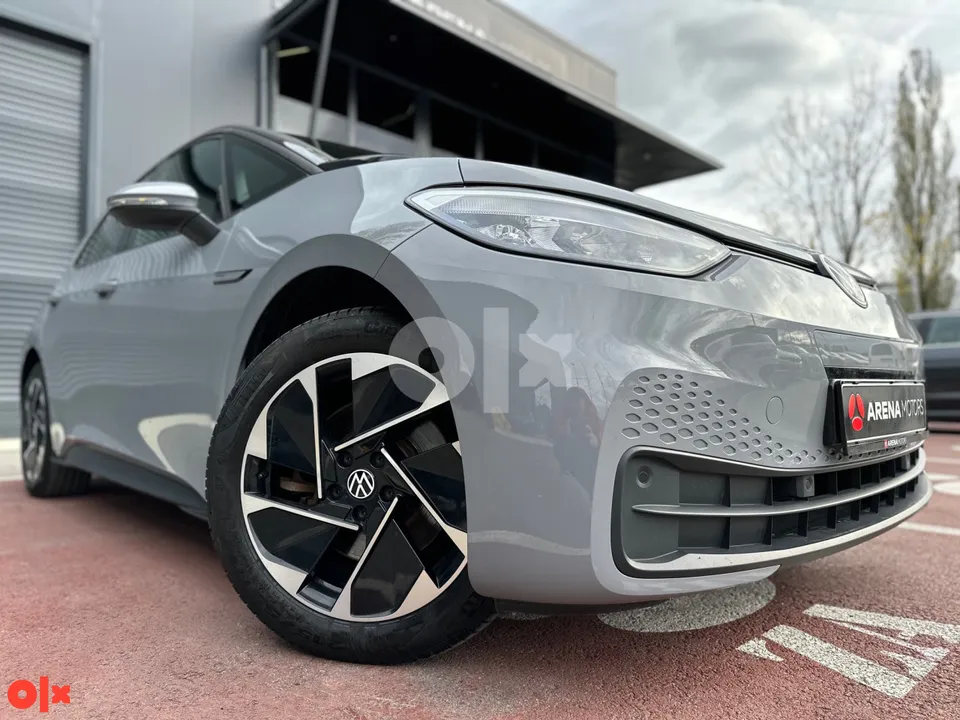 Volkswagen ID.3, prednji desni ugao sa farom, braznikom i alu felgom
