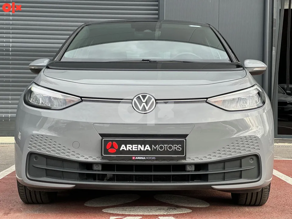 Volkswagen ID.3 siva boje, čeoni pogled sa VW znakom i LED svjetlima