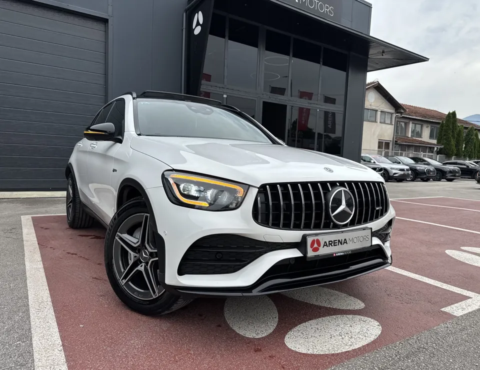 Bijeli Mercedes-Benz GLC 43 AMG, prednji desni ugao ispred salona