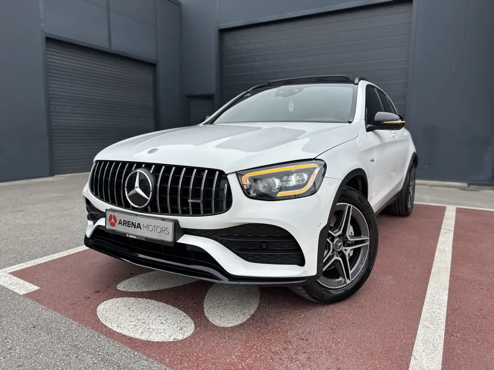 Mercedes-Benz GLC 43 AMG u bijeloj boji, prednji dio i LED far iz blizine