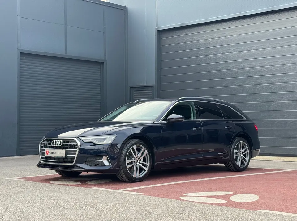 Audi A6 Avant, plavi karavan, prednji lijevi ugao ispred sive hale