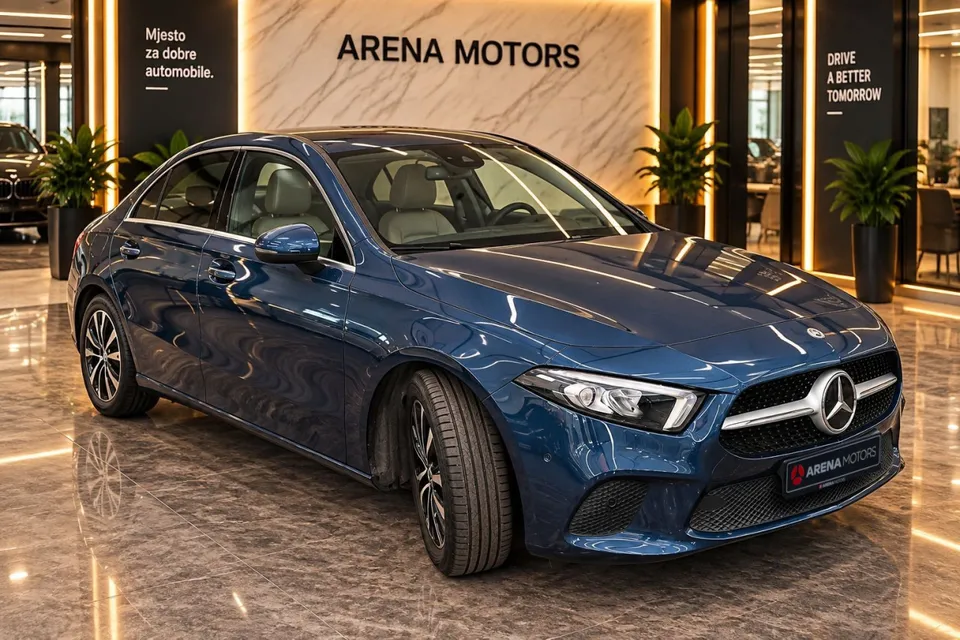 Mercedes-Benz A 200 d limuzina u plavoj boji, prednji desni ugao s LED farom i alu felgom