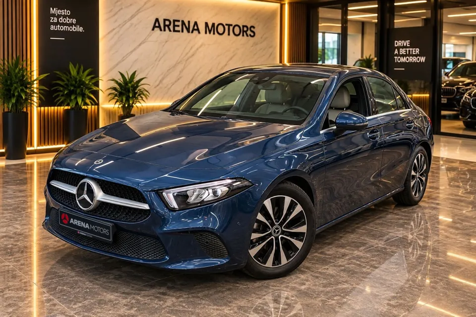 Plavi Mercedes-Benz A 200 d limuzina, prednji lijevi ugao, u izložbenom prostoru salona