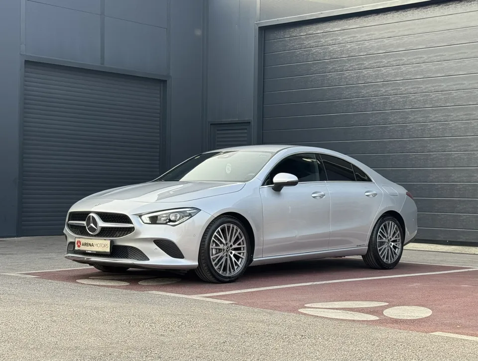 Mercedes-Benz CLA 200 d, siva limuzina, pogled sprijeda sa lijeve strane ispred tamne hale