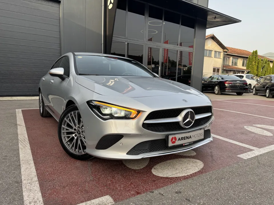 Mercedes-Benz CLA 200 d, prednji lijevi ugao ispred salona, upaljena LED svjetla