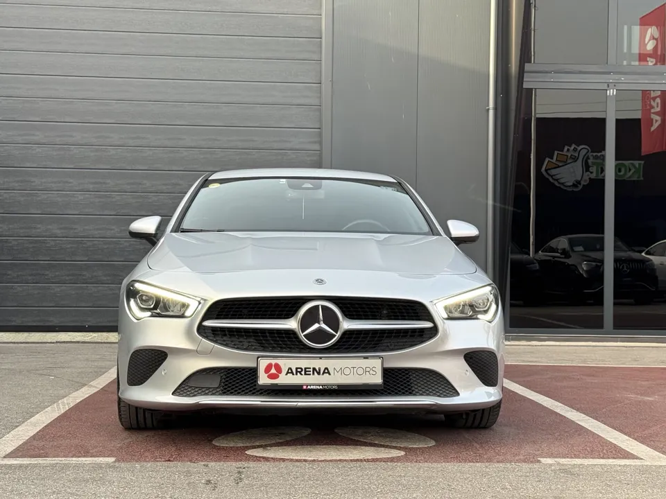Mercedes-Benz CLA 200 d, siva limuzina snimljena direktno sprijeda, vidljiva maska i zvijezda