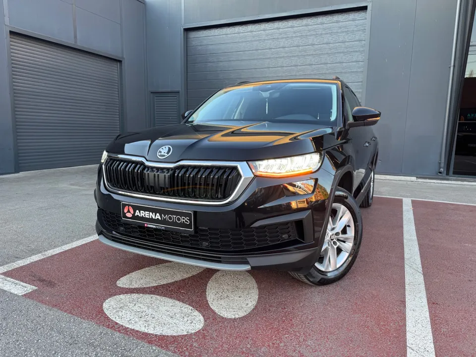 Crna Škoda Kodiaq, prednji ugao s upaljenim LED svjetlima, Arena Motors tablica