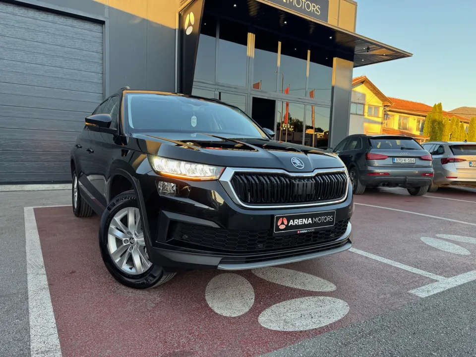 Crna Škoda Kodiaq, prednji desni ugao ispred salona Arena Motors