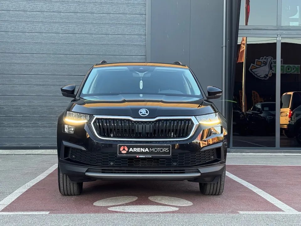 Crna Škoda Kodiaq, pogled sprijeda na masku hladnjaka i LED svjetla