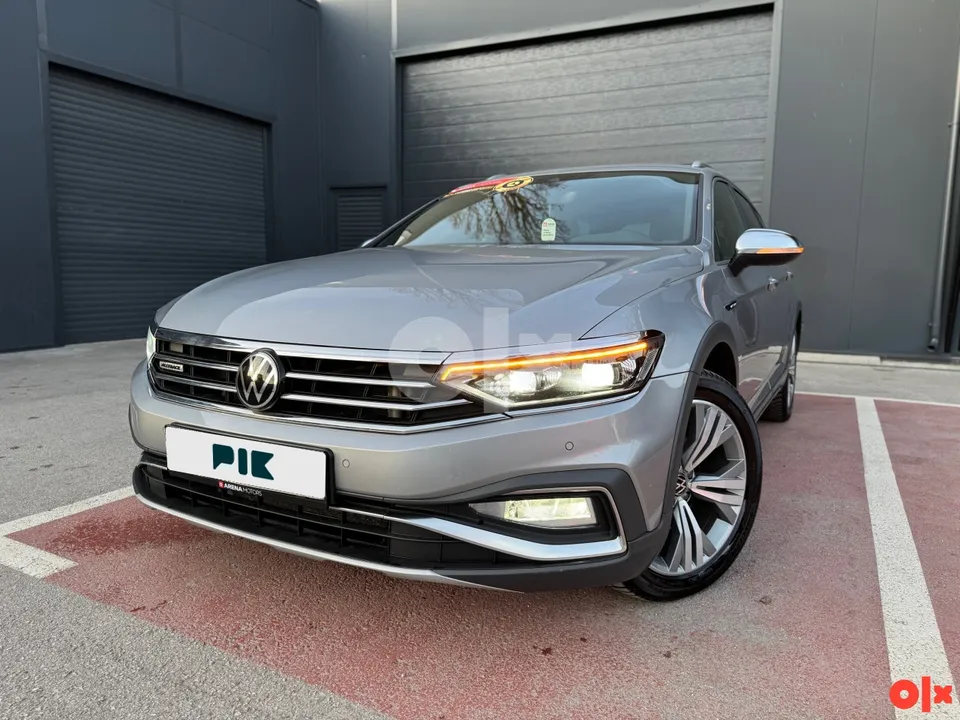 Volkswagen Passat Alltrack, prednji lijevi ugao s upaljenim LED farovima i svjetlima za maglu