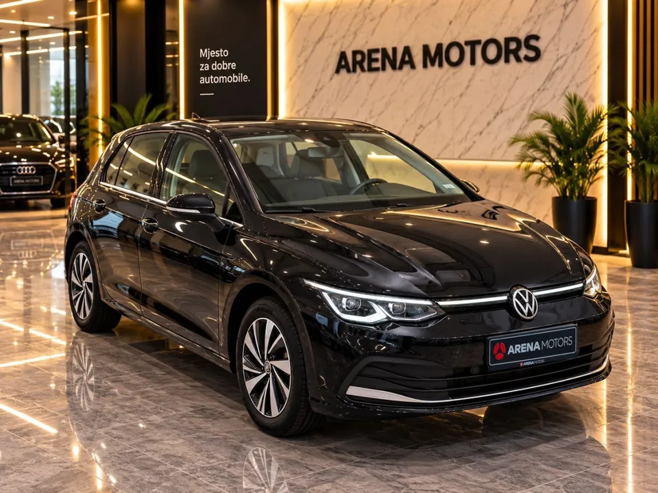 Crni Volkswagen Golf 8 eHybrid, prednji desni ugao, LED farovi i prednji branik