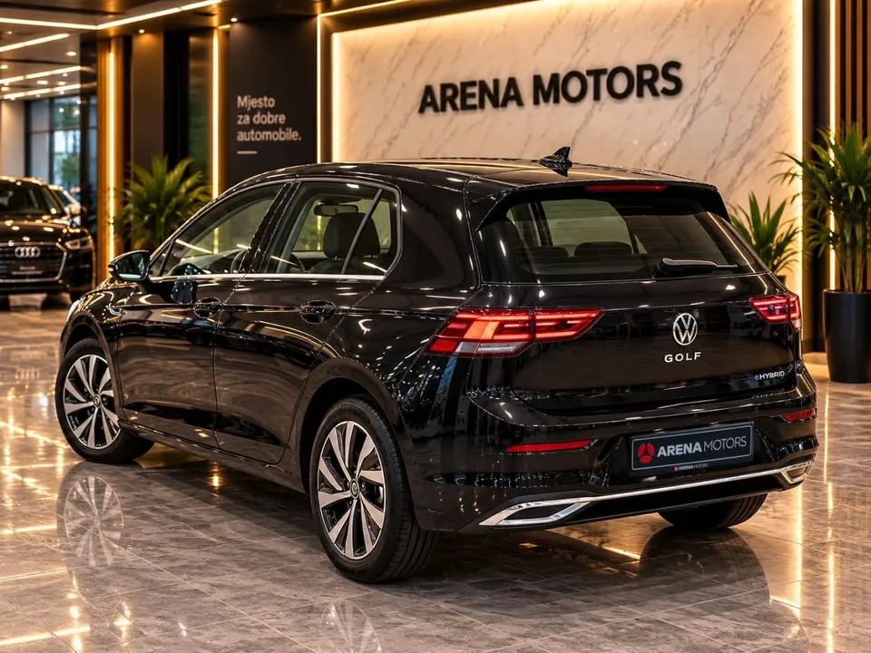 Crni Volkswagen Golf 8 eHybrid sa zadnje lijeve strane, vidljive stop lampe i oznaka Golf