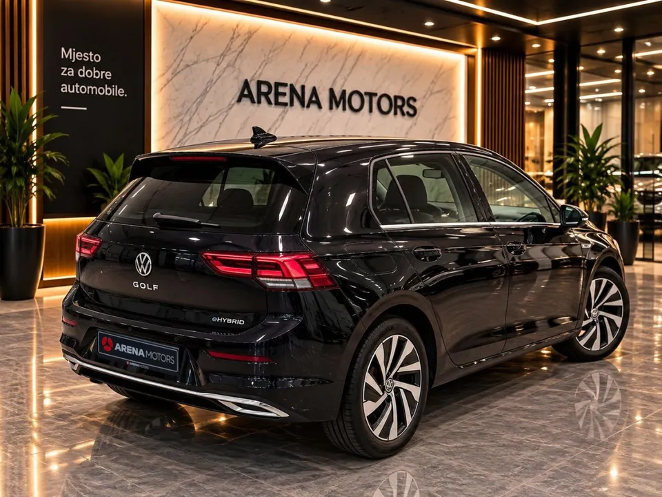 Crni Volkswagen Golf 8 eHybrid sa zadnje desne strane, alu felge i oznaka eHybrid