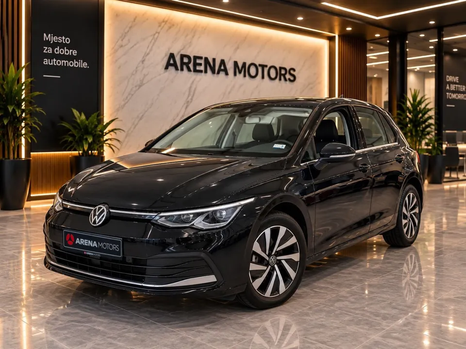 Crni Volkswagen Golf 8 eHybrid, prednji lijevi ugao, u izložbenom prostoru salona