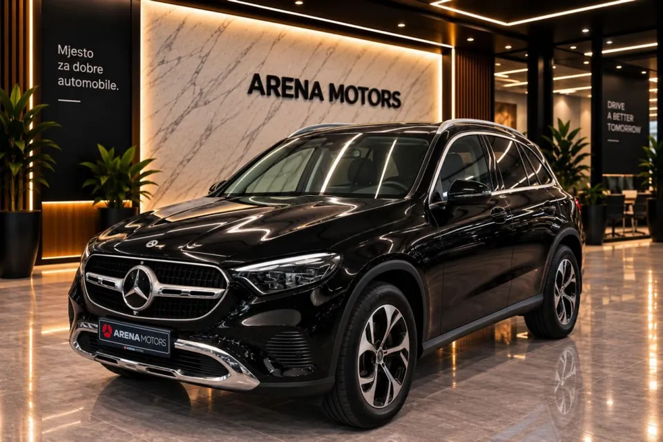 Crni Mercedes-Benz GLC 220 d, prednja i bočna strana, u izložbenom prostoru salona