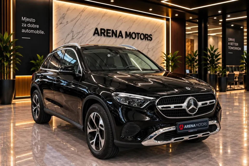 Crni Mercedes-Benz GLC 220 d snimljen sprijeda sa desne strane, vidi se hrom na braniku