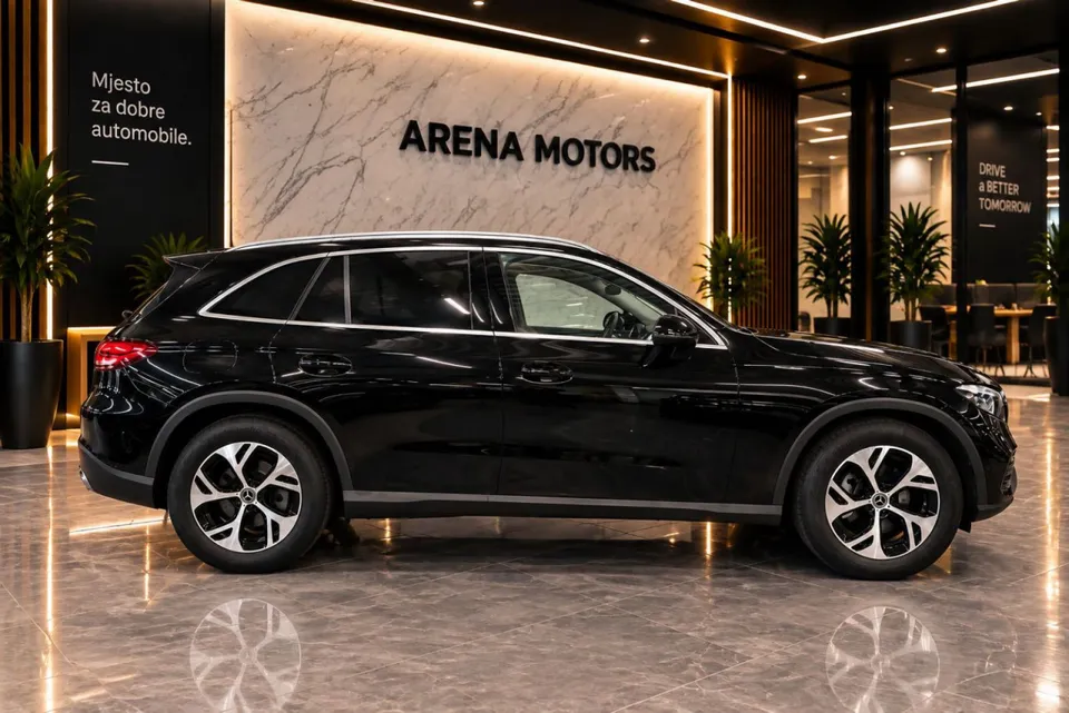 Mercedes-Benz GLC 220 d u crnoj boji, bočni profil s alu felgama