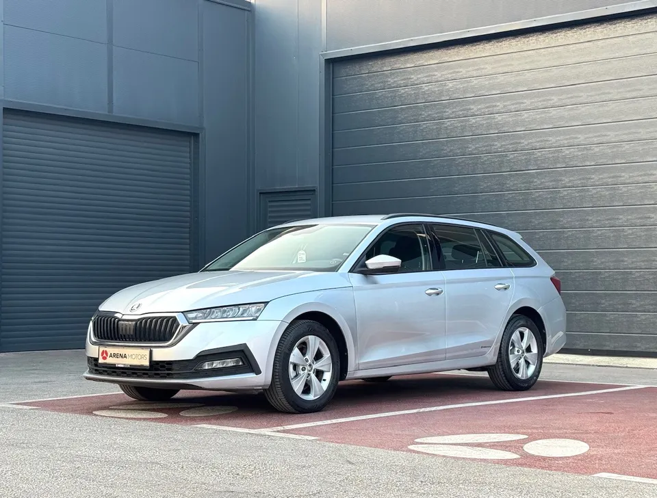 Siva Škoda Octavia Karavan, prednja lijeva strana, parkirana ispred sive hale